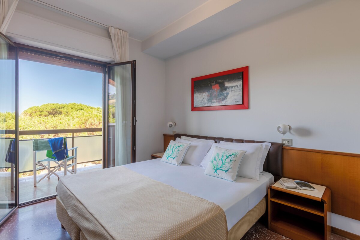 Double or Twin Room, Sea View | Premium bedding, in-room safe, desk, laptop workspace