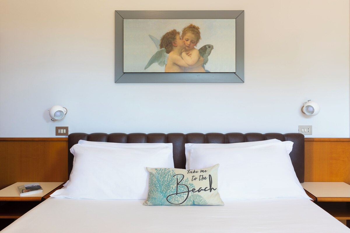 Junior Suite | Premium bedding, in-room safe, desk, laptop workspace