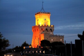 A tower with a prominent central tower and a smaller building on the same base. - Hotel Astoria (Pineto)