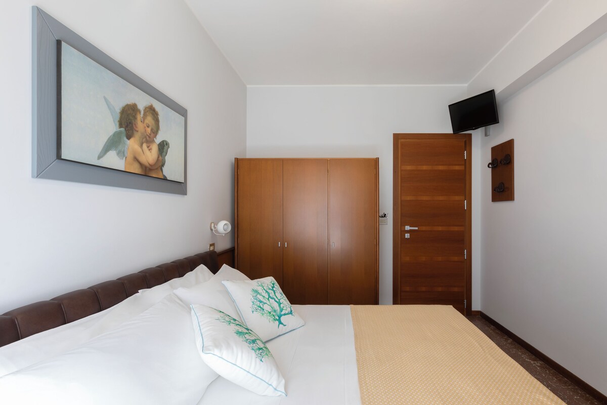 Economy Double Room, Sea View | Premium bedding, in-room safe, desk, laptop workspace
