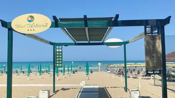 Privatstrand, weißer Sandstrand, Liegestühle, Sonnenschirme