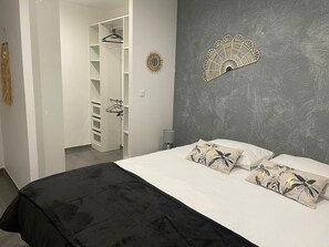 3 bedrooms, iron/ironing board, WiFi, bed sheets