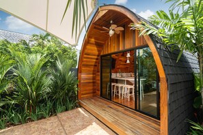 Vila design, varanda, vista para o jardim | Área de estar | Smart TV