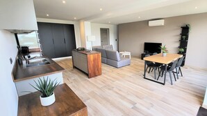 Un apartamento moderno con cocina, comedor y sala de estar.