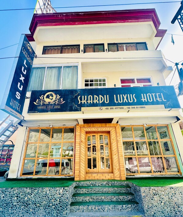 Front of property - Skardu Luxus Hotel (Skardu)