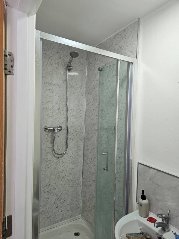 Doccia, asciugamani, sapone, shampoo