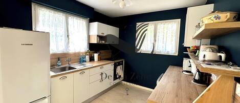 Een koelkast, een microgolfoven, een oven, een kookplaat