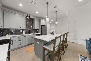 Fridge, microwave, oven, stovetop - Cajun French House*2 King Beds*Fast Wi-Fi*Garage (Lafayette)