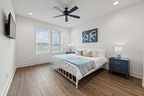 3 bedrooms, desk, iron/ironing board, WiFi - Cajun French House*2 King Beds*Fast Wi-Fi*Garage (Lafayette)