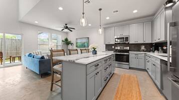 Køleskab, mikrobølgeovn, ovn, kogeplade