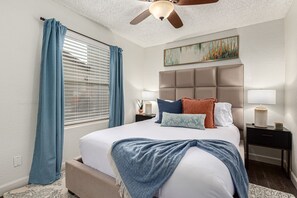 4 Schlafzimmer, Schreibtisch, Bügeleisen/Bügelbrett, Reisekinderbett