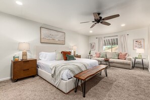 4 habitaciones, escritorio y tabla de planchar con plancha 