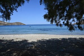 On the beach, sun-loungers - Kythnos Seaside House Flampouria (Kythnos)