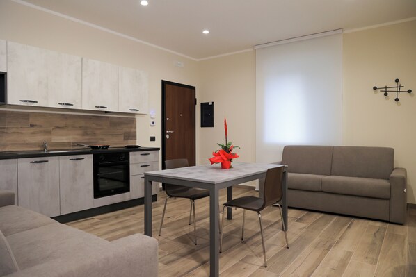 Classic Room, Multiple Beds, Non Smoking | Living area