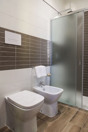 舒適客房 | 浴室 | 淋浴設備、吹風機、毛巾