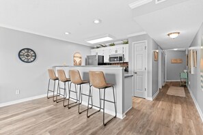 Frigorifero, microonde, forno, piano cottura