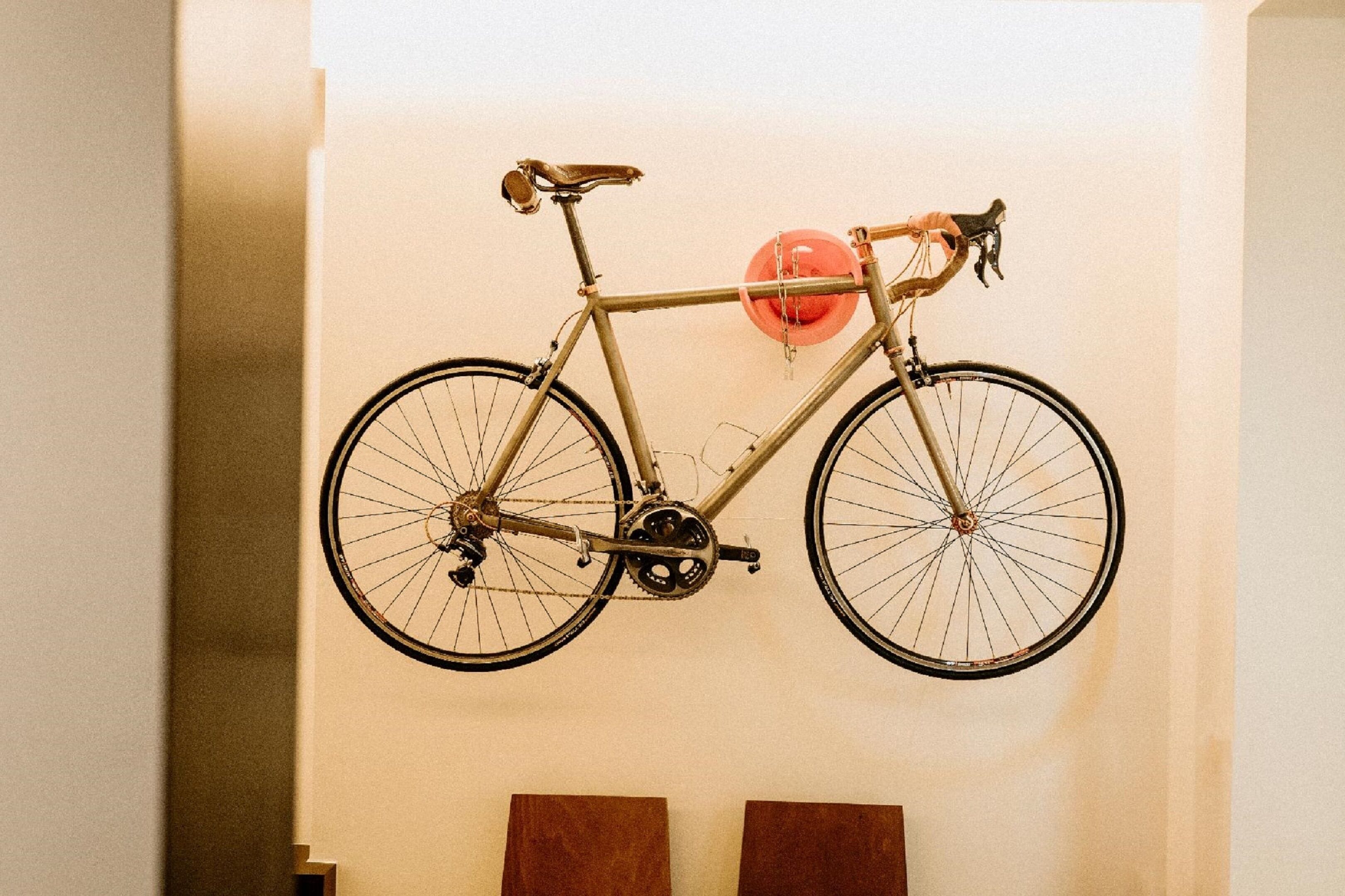 Ein Fahrrad an der Wand.