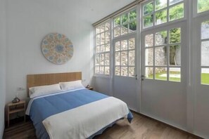 1 dormitorio, tabla de planchar con plancha, wifi y ropa de cama