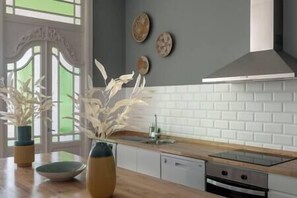 Frigorífico, microondas, horno y placa de cocina