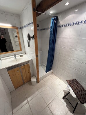 Dusche, Haartrockner, Seife, Toilettenpapier