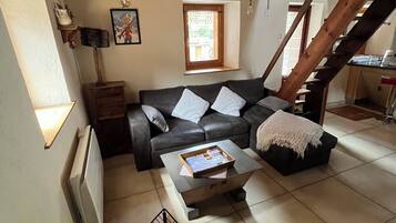 Een televisie en een open haard