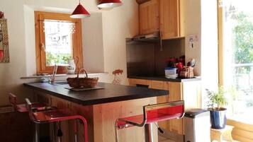 Een koelkast, een magnetron, een oven, een kookplaat