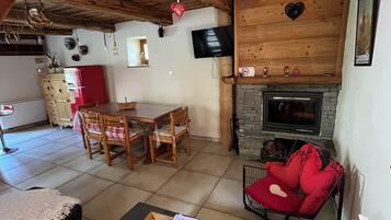 Een televisie en een open haard