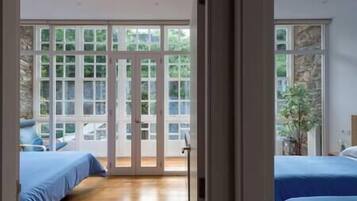 3 slaapkamers, een strijkplank/strijkijzer, wifi, beddengoed