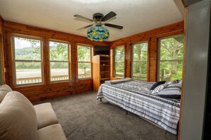 2 bedrooms, desk, WiFi