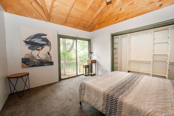 2 bedrooms, desk, WiFi