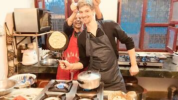 Een koelkast, een magnetron, een kookplaat, een waterkoker