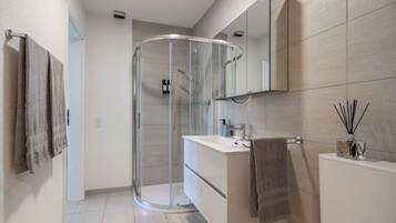 SĂšche-cheveux, serviettes fournies, savon, papier toilette