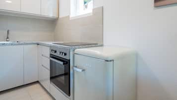 Kühlschrank, Ofen, Herdplatte, Wasserkocher mit Kaffee-/Teezubehör