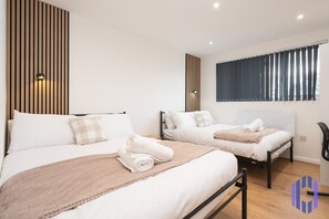 1 habitación, escritorio, tabla de planchar con plancha y cuna de viaje 