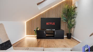 1 soverom, skrivebord, strykejern/-brett og reiseseng for barn