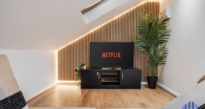 Scandi Loft Style Apartment - Sleeps 6 -nr Airport