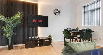 Sophisticated & Stylish Flat nr Airport - Sleeps 9