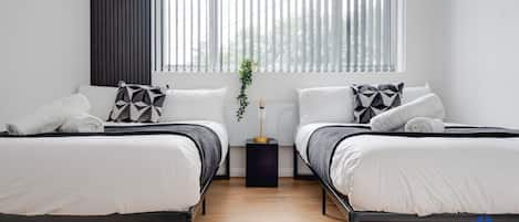 2 chambres, bureau, fer et planche Ă repasser, lit parapluie