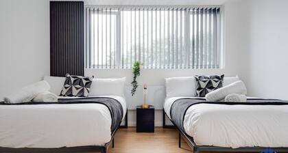 Sophisticated & Stylish Flat nr Airport - Sleeps 9
