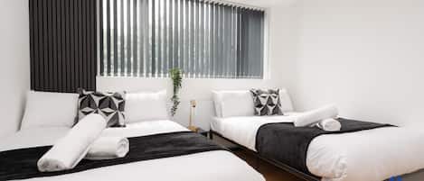 2 間睡房、書桌、熨斗/熨衫板、可攜式嬰兒床