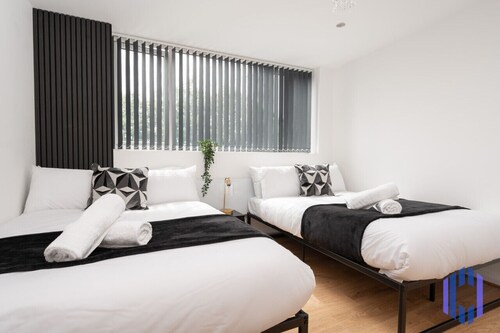 Sophisticated & Stylish Flat nr Airport - Sleeps 9