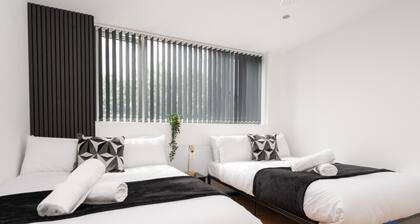 Sophisticated & Stylish Flat nr Airport - Sleeps 9