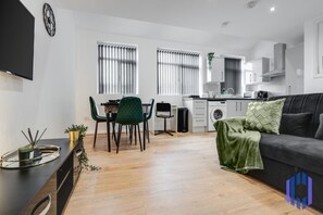 Un apartamento moderno con comedor, cocina y sala de estar.
