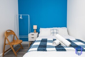 2 Schlafzimmer, Schreibtisch, Bügeleisen/Bügelbrett, Reisekinderbett