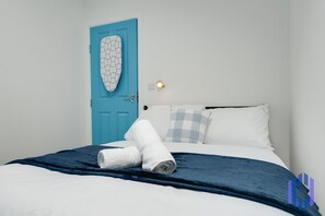 2 bedrooms, desk, iron/ironing board, travel cot - Santorini Blues by CEFAS - Free Parking - Bungalow (Greater Manchester)