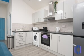 Kühlschrank, Mikrowelle, Ofen, Wasserkocher mit Kaffee-/Teezubehör