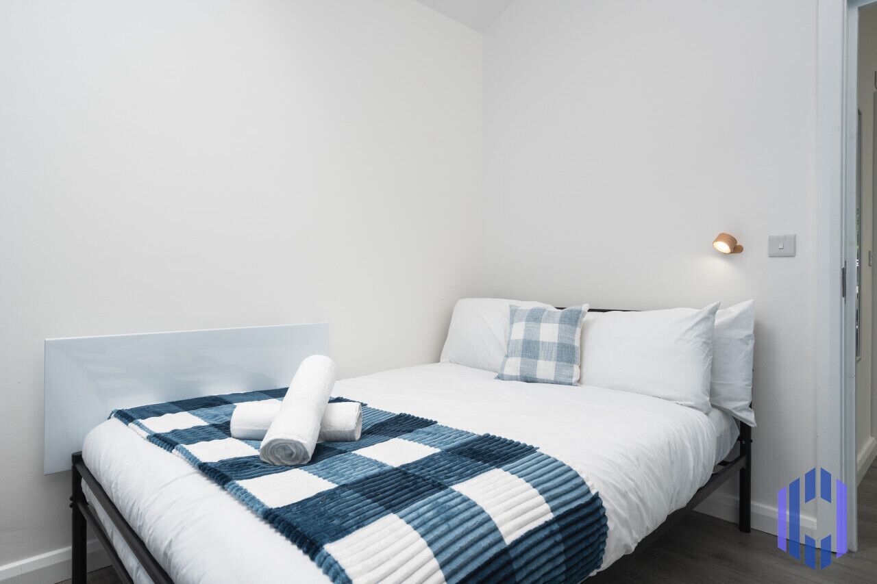 2 camere, una scrivania, ferro/asse da stiro, culla da viaggio