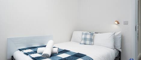 2 camere, una scrivania, ferro/asse da stiro, culla da viaggio