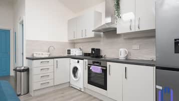 Fridge, microwave, oven, coffee/tea maker