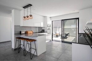 Réfrigérateur, four à micro-ondes, un four, surface de cuisson